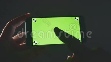 用绿色屏幕色键关闭持智能手机触摸屏的人。 令人惊叹的视频。